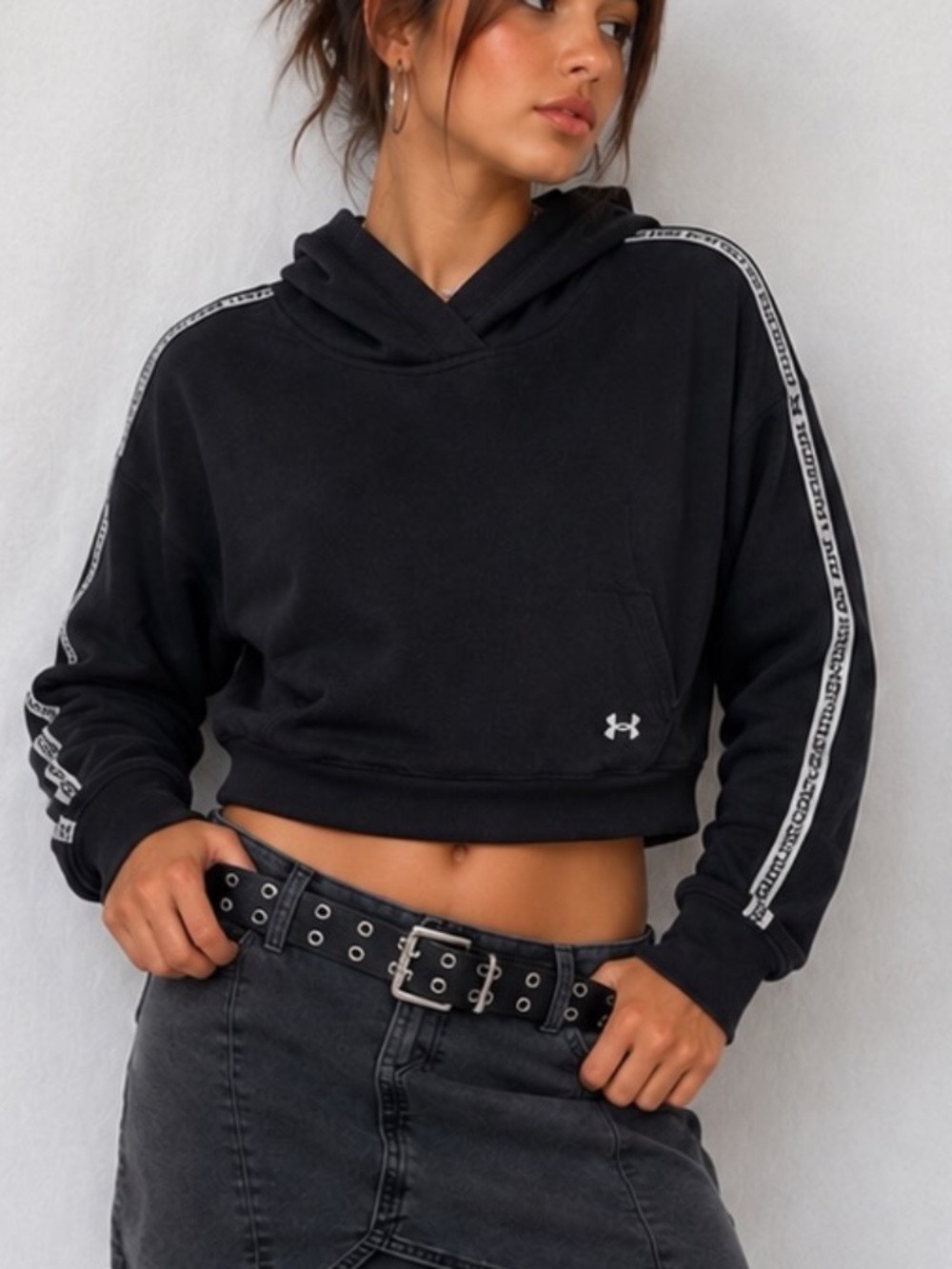 Under Armour Cropped Hoodie Womens Size Small Black Lightweight Spellout Sleeve